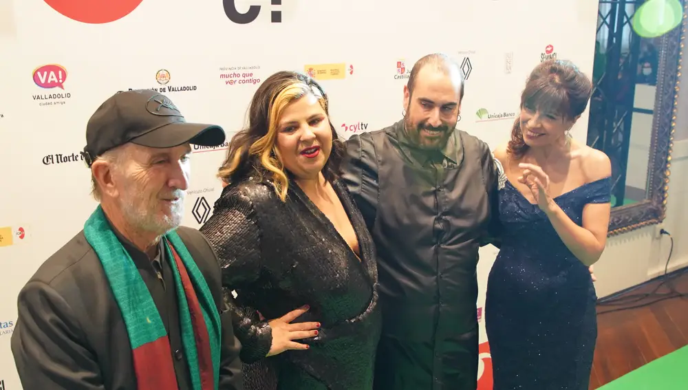 La concejala Ana Redondo y el director de la Seminci, Javier Angulo, con algunos de los galardonados