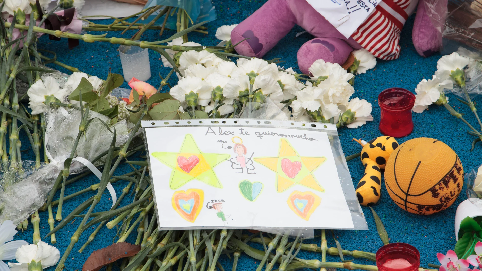 Flores, un peluche y un dibujo infantil en un homenaje al niño asesinado en Lardero (La Rioja), en el Barrio de Entrerríos, en Lardero