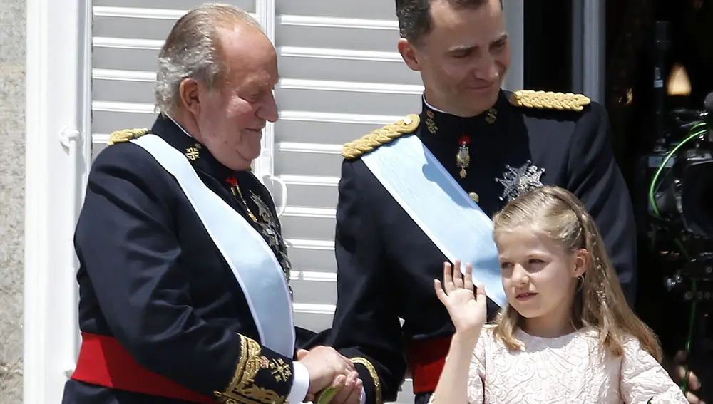 Los Reyes Juan Carlos I y Felipe VI en el balcón del Palacio Real de Madrid