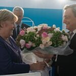 El anfitrión, el primer ministro italiano, Mario Draghi, ha entregado el colorido ramo a Merkel mientras los demás dirigentes aplaudían en pie a la canciller.