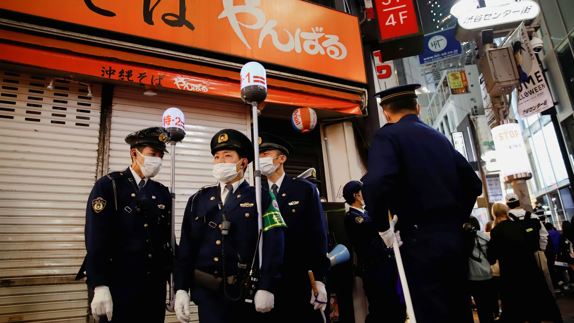 Policías vigilan la zona de Shibuya durante Halloween en Tokio