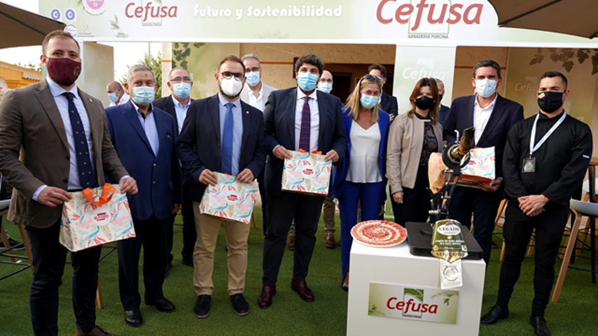 Directivos y miembros de Cefusa, con el presidente de Murcia, Fernando López Miras