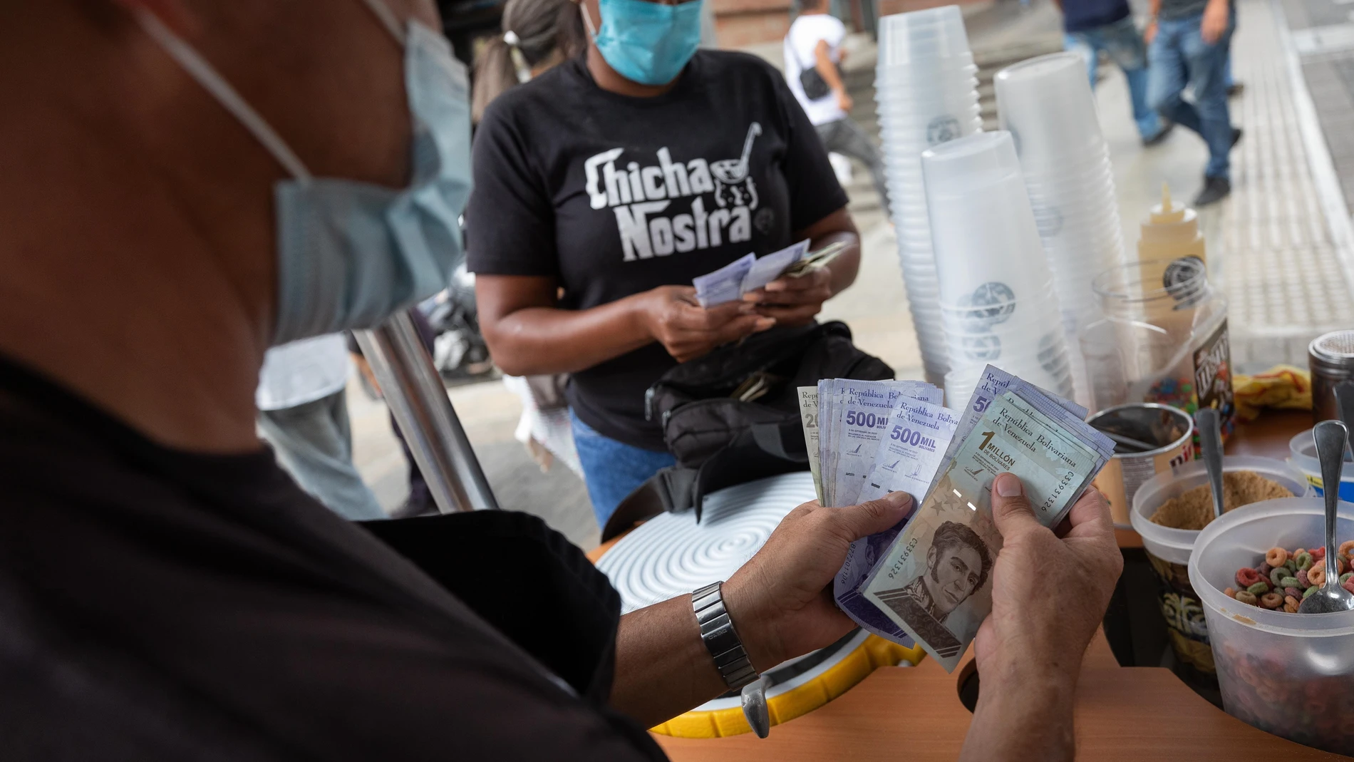Un día, el bolívar y el dólar fueron una extraña pareja en las calles de Venezuela, pero hoy, con un mes de vida, el nuevo bolívar digital es un gran desconocido para la mayoría