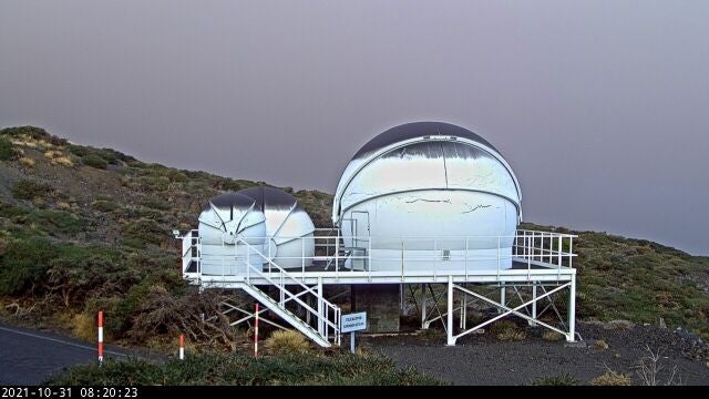 Imagen de una de las cámaras instaladas en el complejo astrofísico del Roque de Los Muchachos en la que se aprecia el efecto de la lluvia de ceniza de esta última noche.