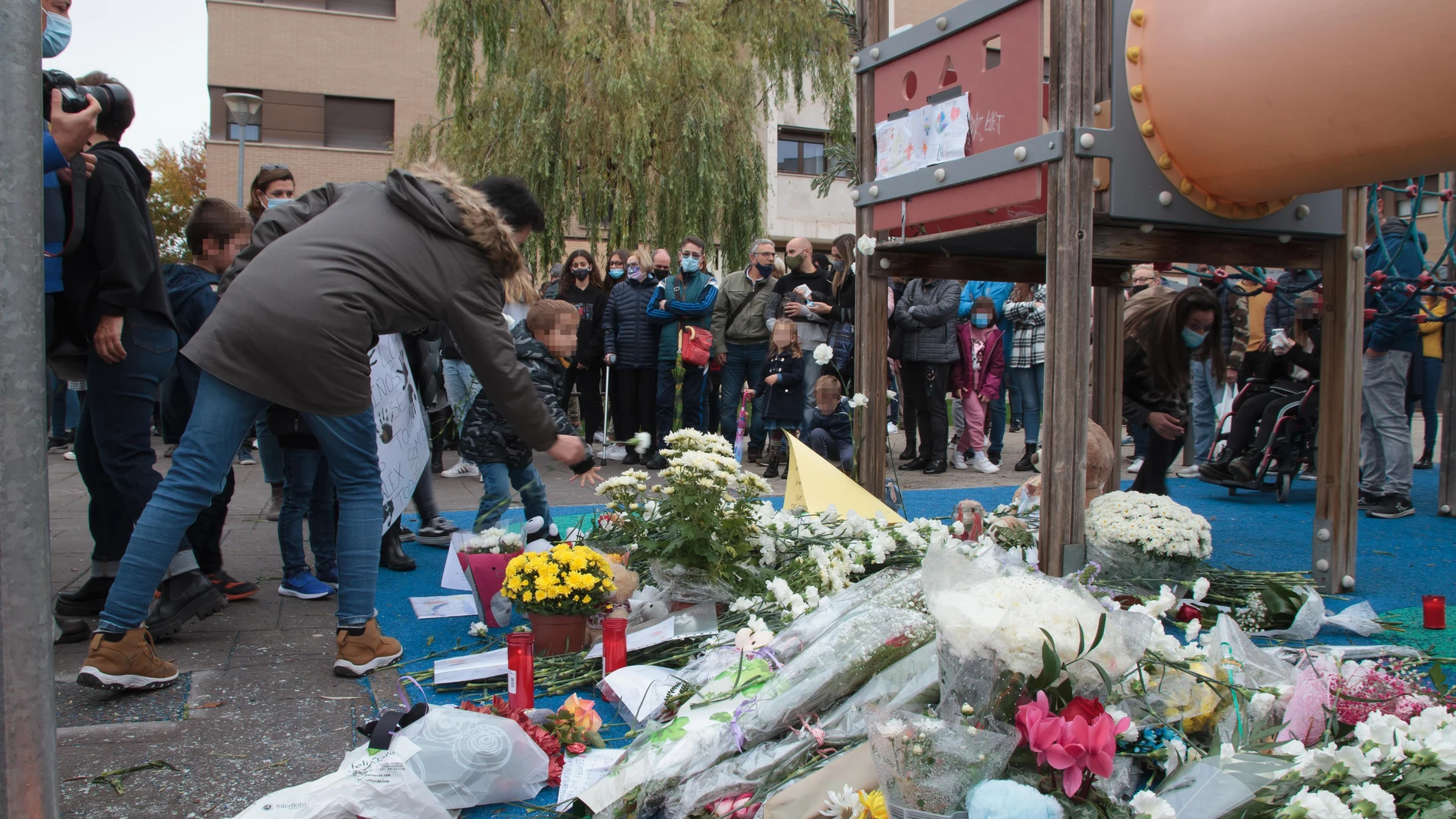 Un niño arroja flores en un homenaje al niño asesinado en Lardero (La Rioja), en el Barrio de Entrerríos, en Lardero, Logoño, La Rioja (España). Vecinos de Lardero convocan este domingo una concentración "en recuerdo" del menor de 9 años asesinado el pasado jueves en el entorno de Villapatro y por el que ya hay una persona detenida. El crimen del niño de nueve años en Lardero ha generado una fuerte conmoción porque el autor es un exconvicto condenado a 30 años por el 'crimen de la inmobiliaria', ya que mató a una mujer agente de una empresa con la que previamente quedó para ver una vivienda. Además, fue condenado a otros siete años por un agresión sexual ocurrida con anterioridad, en 1993. Cumplió una condena acumulada de 25 años, que extinguía por completo en 2023.31 OCTUBRE 2021;LARDERO;LOGROÑO;VECINOS;ASESINATOAlberto Ruiz / Europa Press31/10/2021