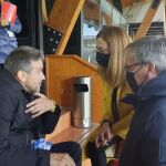 La delegada del Gobierno en Castilla y León, Virginia Barcones, conversa con Juan Carlos Unzué, en el homenaje del Numancia
