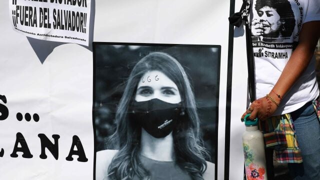 AME3571. SAN SALVADOR (EL SALVADOR), 31/10/2021.- Miembros de sindicatos salvadoreños protestan para pedir el cese de los despidos "masivos" en los tres órganos del Estado y la "amenaza" a su estabilidad laboral por parte del Gobierno hoy, en San Salvador (El Salvador). EFE/ Miguel Lemus