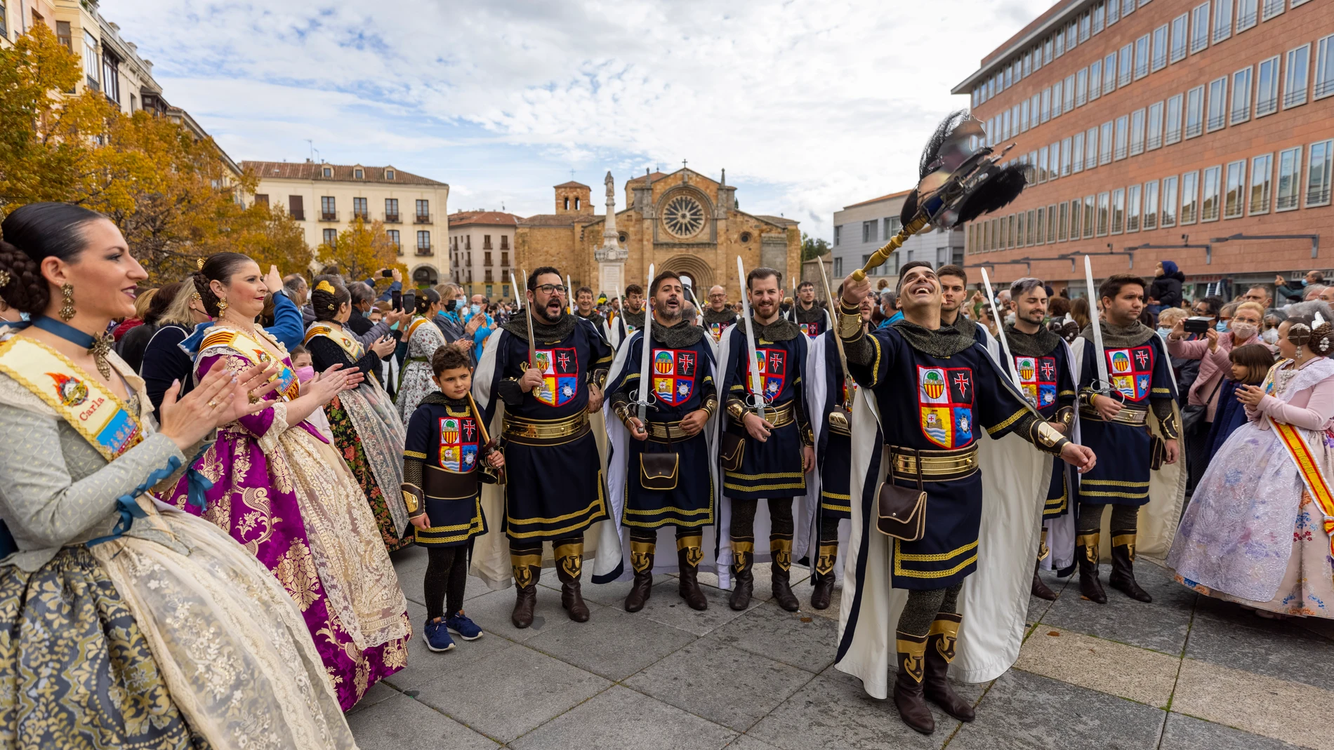 Desfile de Moros y Cristianos por las calles de Ávila, una de las actividades programadas de los actos de Plantá y Cremá de una Falla