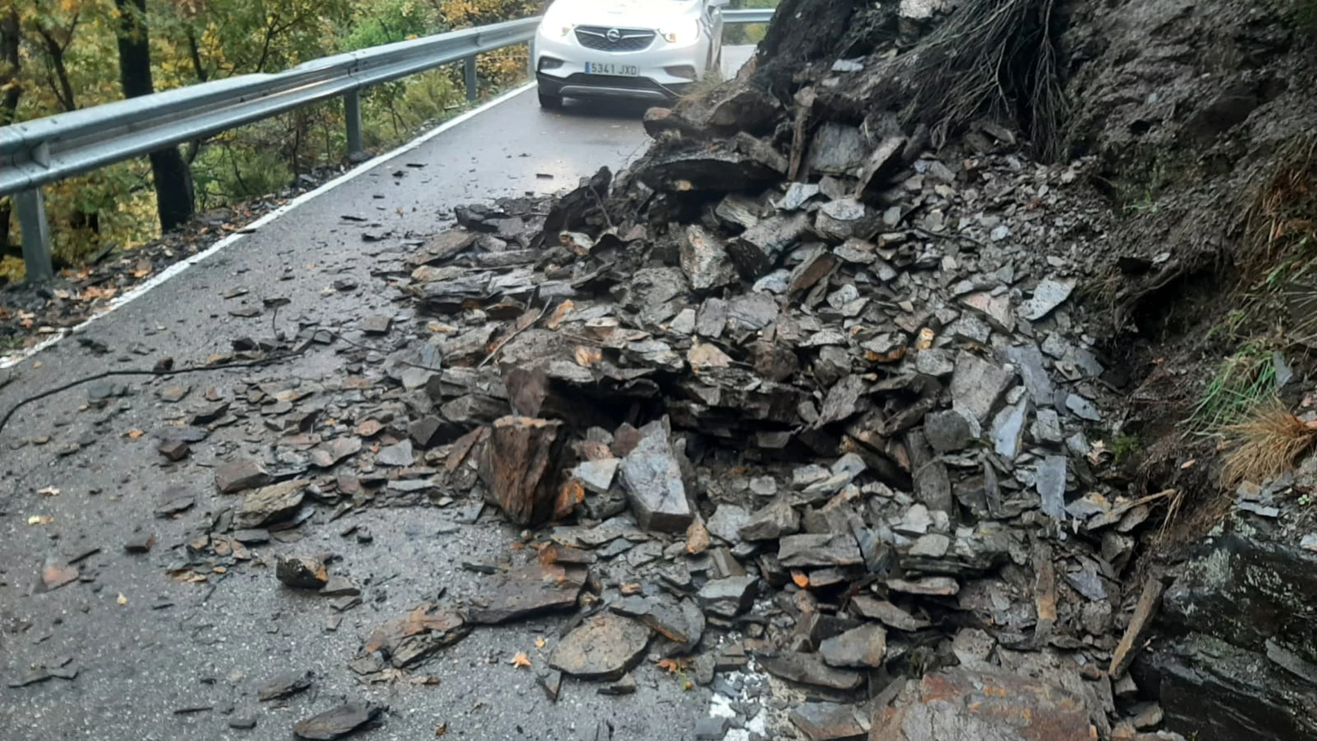 Las lluvias provocan nuevos desprendimientos en la carretera que une Ponferrada con las localidades del valle del Oza