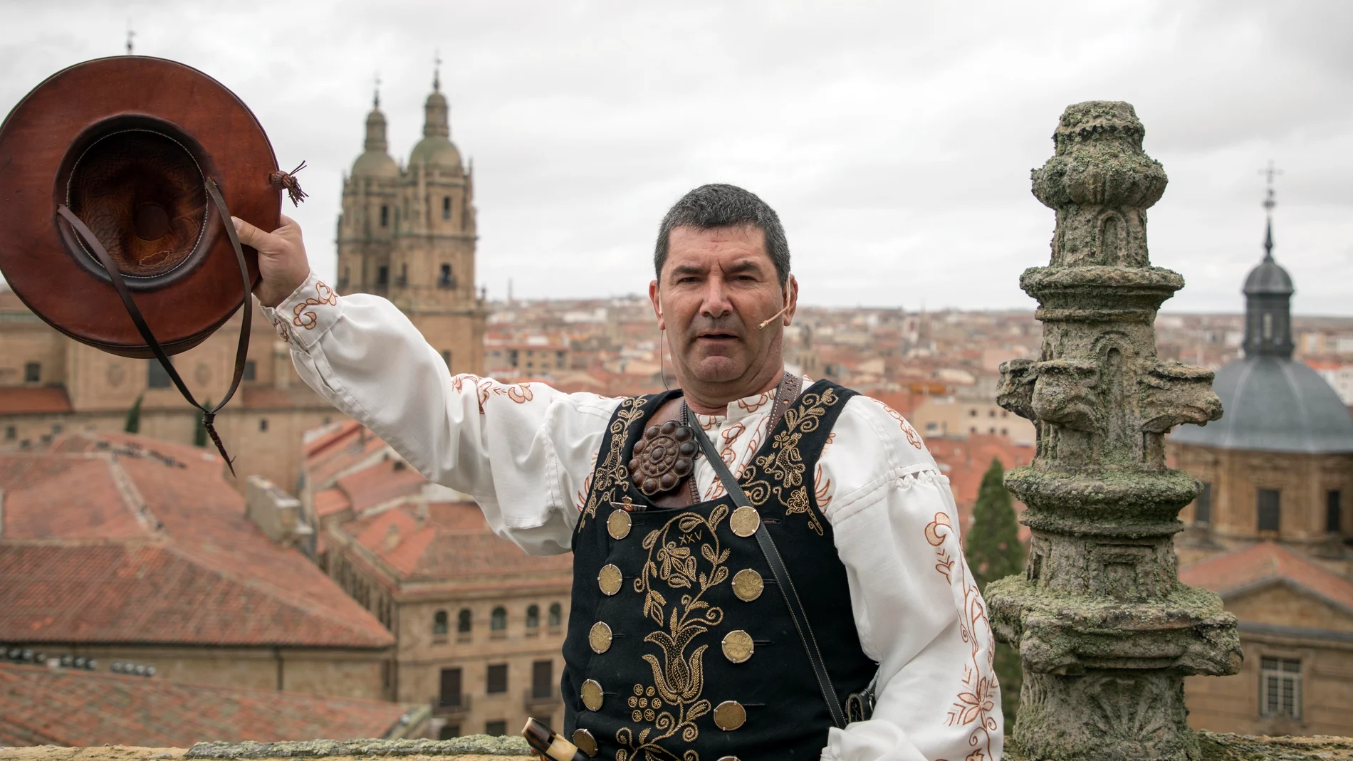 El folclorista salmantino Ángel Rufino de Haro, "El Mariquelo", realiza la XXXV edición de su tradicional ascensión a la torre de la Catedral de Salamanca