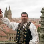 El folclorista salmantino Ángel Rufino de Haro, "El Mariquelo", realiza la XXXV edición de su tradicional ascensión a la torre de la Catedral de Salamanca