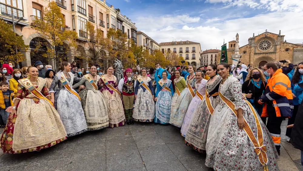 Desfile de Moros y Cristianos por las calles de Ávila, una de las actividades programadas de los actos de Plantá y Cremá de una Falla