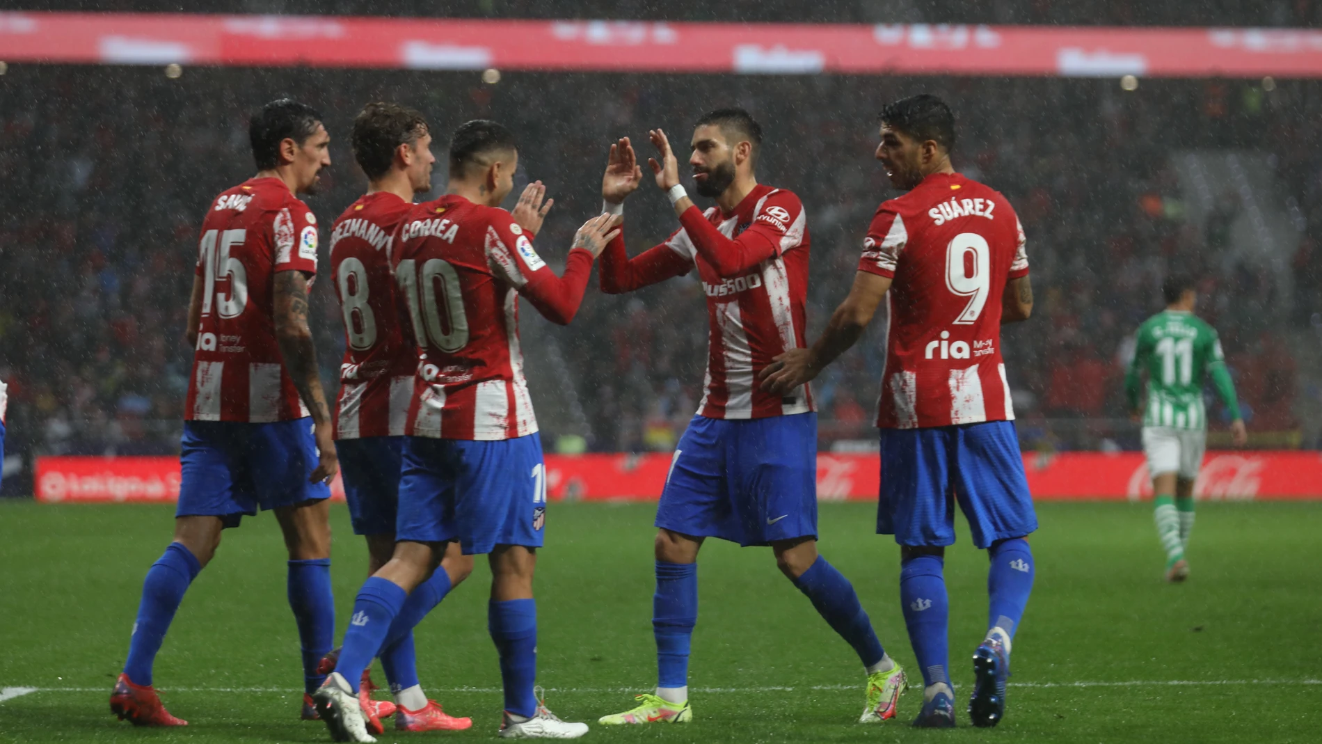 Los jugadores del Atlético celebran el segundo gol que marcaron al Betis