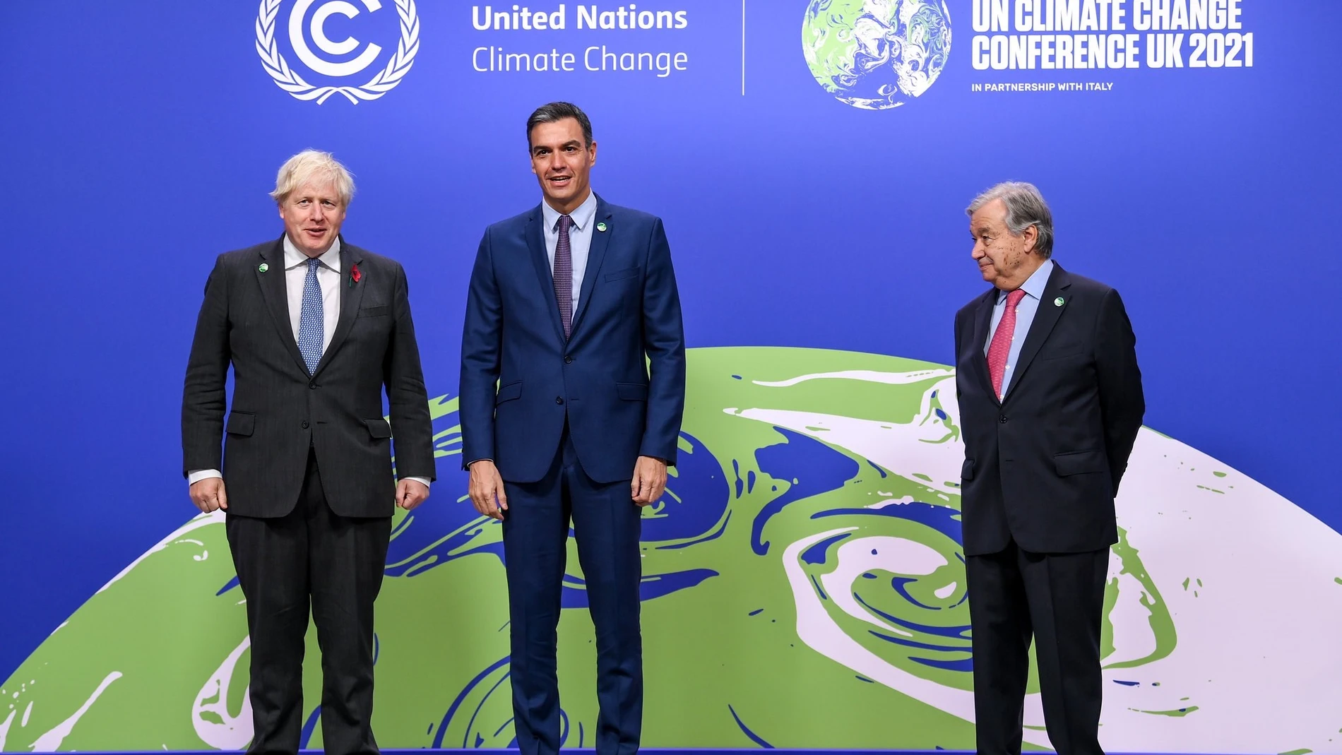 El primer ministro británico, Boris Johnson; el presidente del Gobierno, Pedro Sánchez y el secretario general de la ONU, Antonio Gutierres, en la COP26