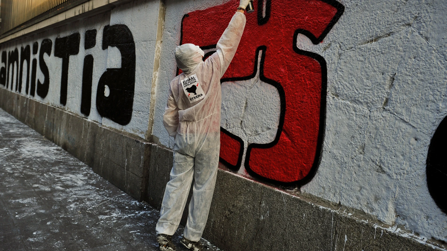 Una pintada en el País Vasco que reclama la amnistía para los presos de la banda terrorista ETA