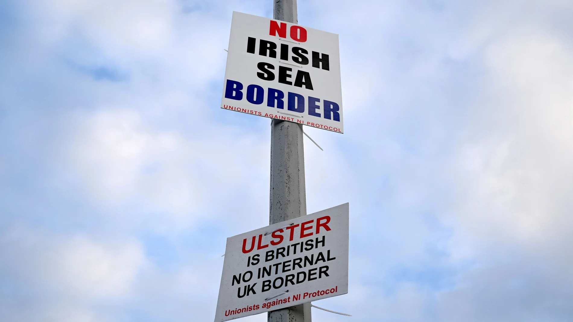Un cartel unionista contrario a la frontera marítima en el mar de Irlanda para los productos británicos que pasan a Irlanda del Norte