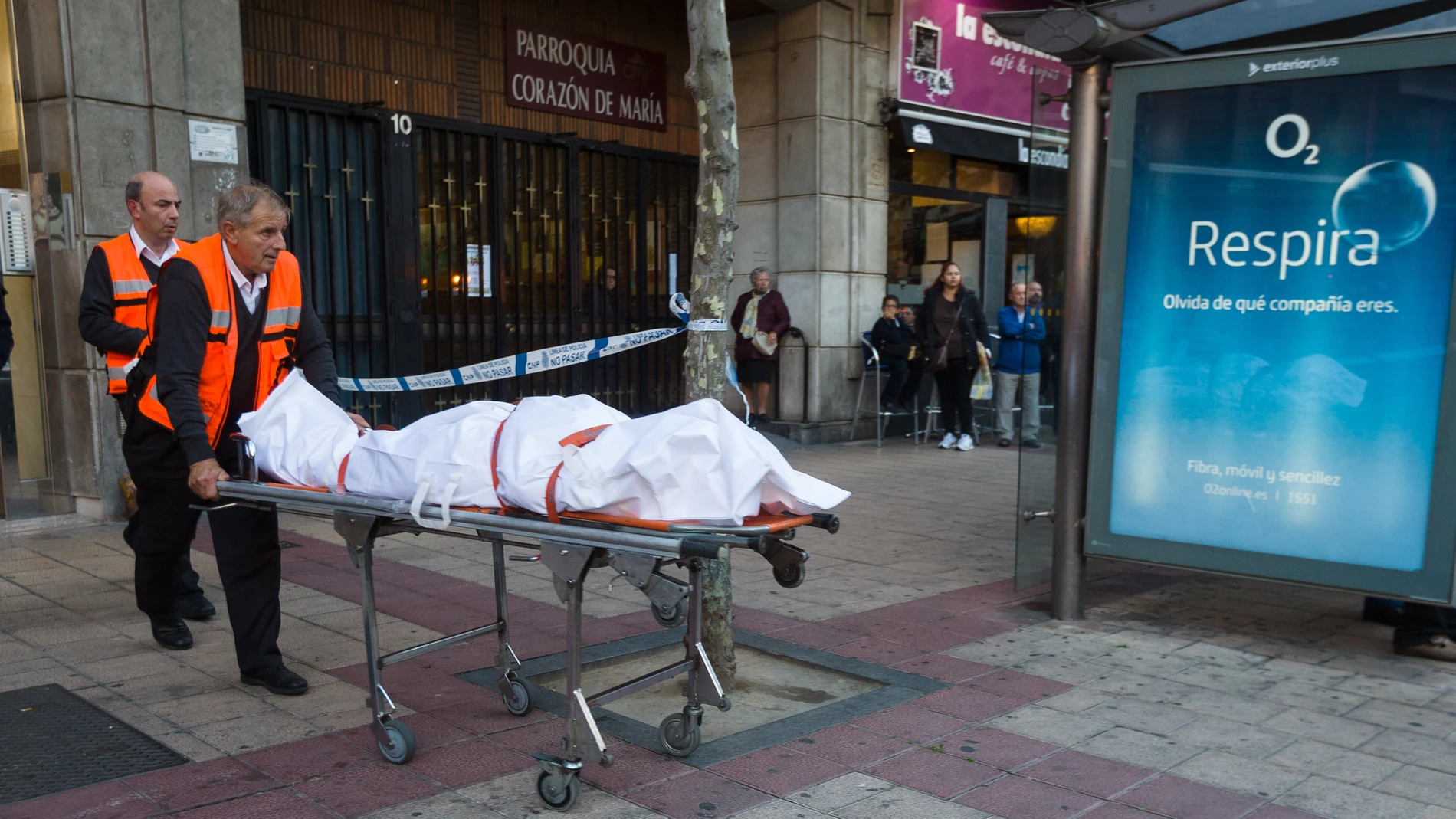 Momento en el que sacan el cadáver de una mujer hallado en un domicilio de la plaza Circular de Valladolid.