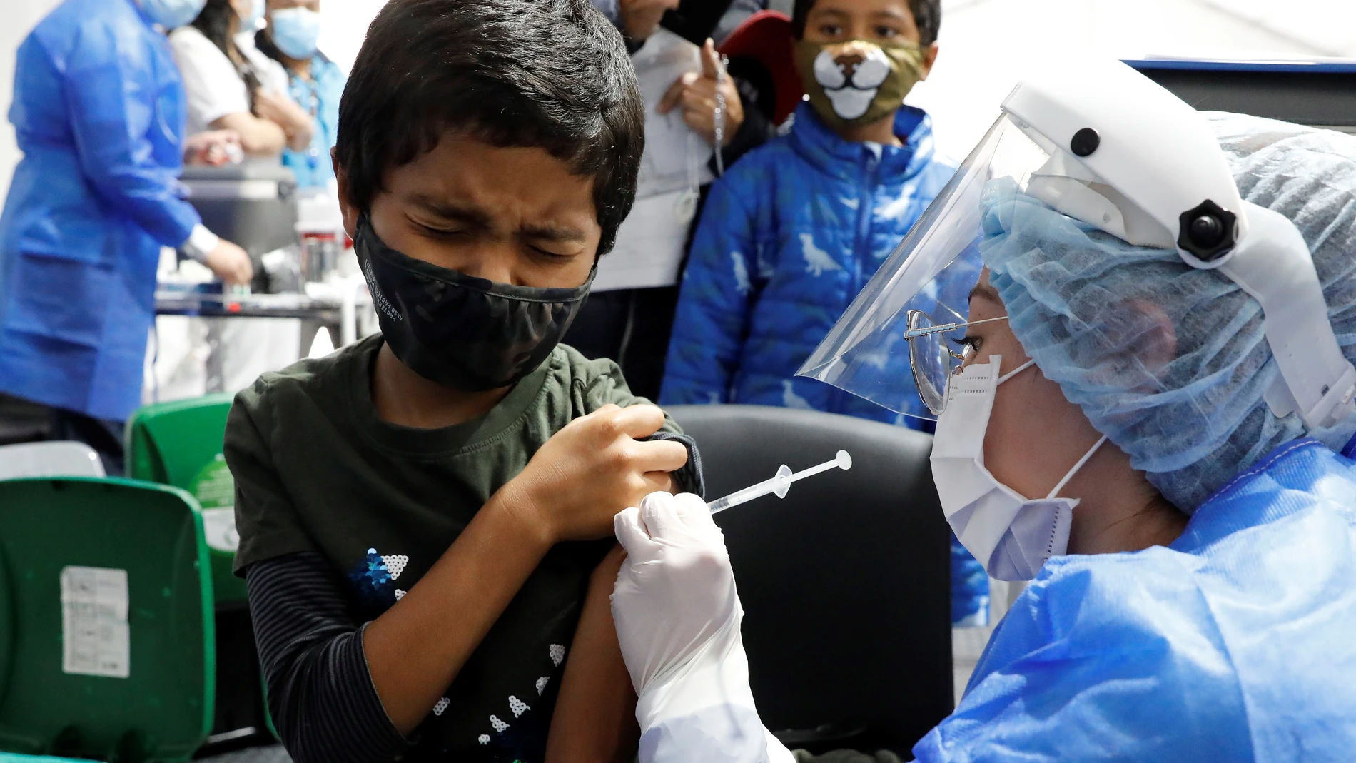 -FOTODELDIA- AME3535. BOGOTÁ (COLOMBIA), 31/10/2021.- Un menor recibe la primera dosis de la vacuna de Sinovac contra la Covid-19 hoy, en Bogotá (Colombia). El Ministerio de Salud y Protección Social de Colombia determinó que para este grupo poblacional la vacuna que será aplicada desde este domingo en todo el territorio nacional es la vacuna de la casa farmacéutica Sinovac, cuya segunda dosis se debe aplicar a los 28 días. EFE/ Carlos Ortega