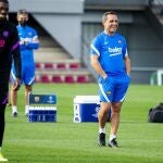 Sergi Barjuan, en el entrenamiento con Dembélé en primer plano