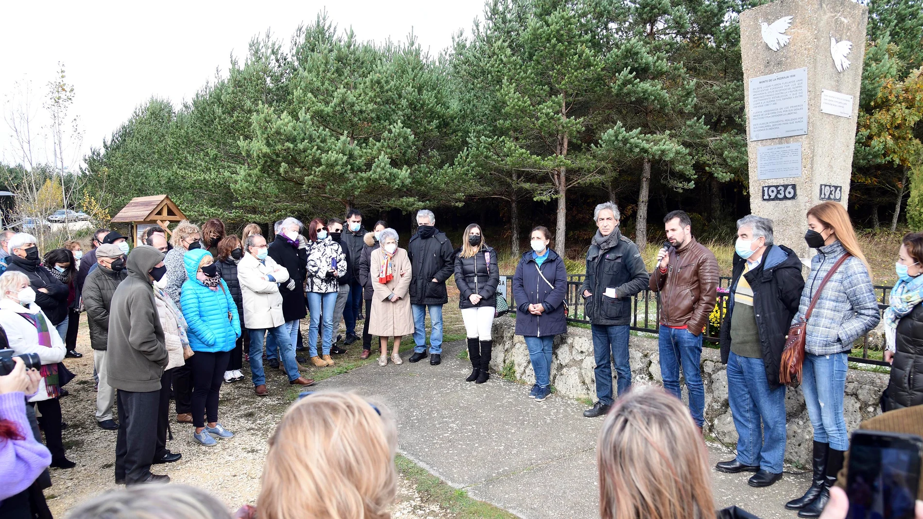 El secretario general del PSOE de Castilla y Leó, Luis Tudanca, y la secretaria general del PSOE de Burgos, Esther Peña, acuden al tradicional homenaje a las vítimas del franquismo en el paraje de La Pedraja, en Villafranca Montes de Oca (Burgos)