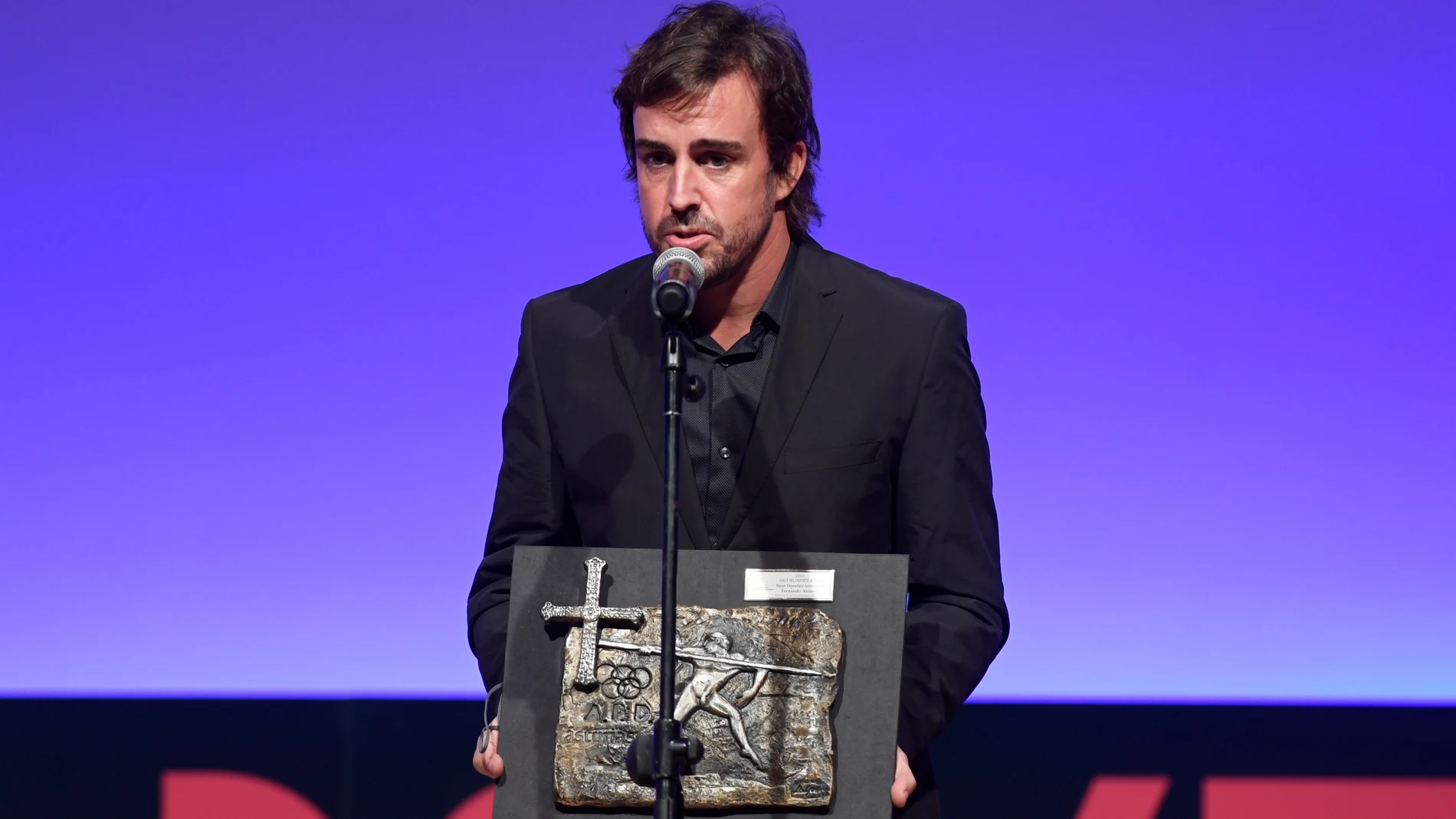 Fernando Alonso recibe el premio al Mejor Deportista 2019 durante la Gala del Deporte Asturiano.