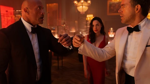Dwayne Johnson, Ryan Reynolds y Gal Gadot protagonizan "Alerta roja", el gran estreno de acción de Netflix para noviembre / Netflix © 2021