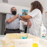 Una enfermera del servicio murciano de salud administra la tercera dosis de la vacuna de moderna contra el covid a un hombre mayor de 70 años en el centro de salud del barrio del Carmen de Murcia.