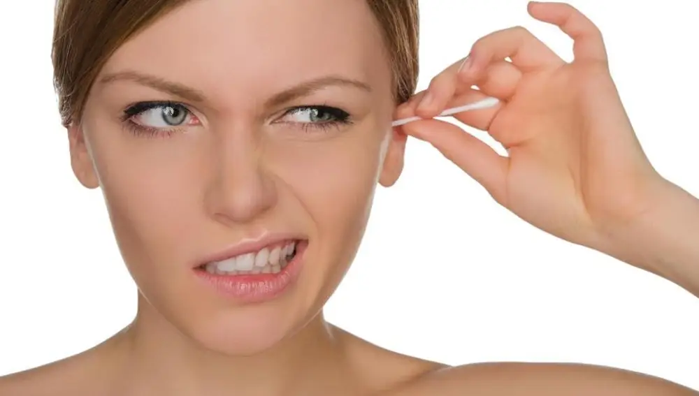Es peligroso y contraproducente utilizar bastoncillos de algodón para limpiarse los oídos
