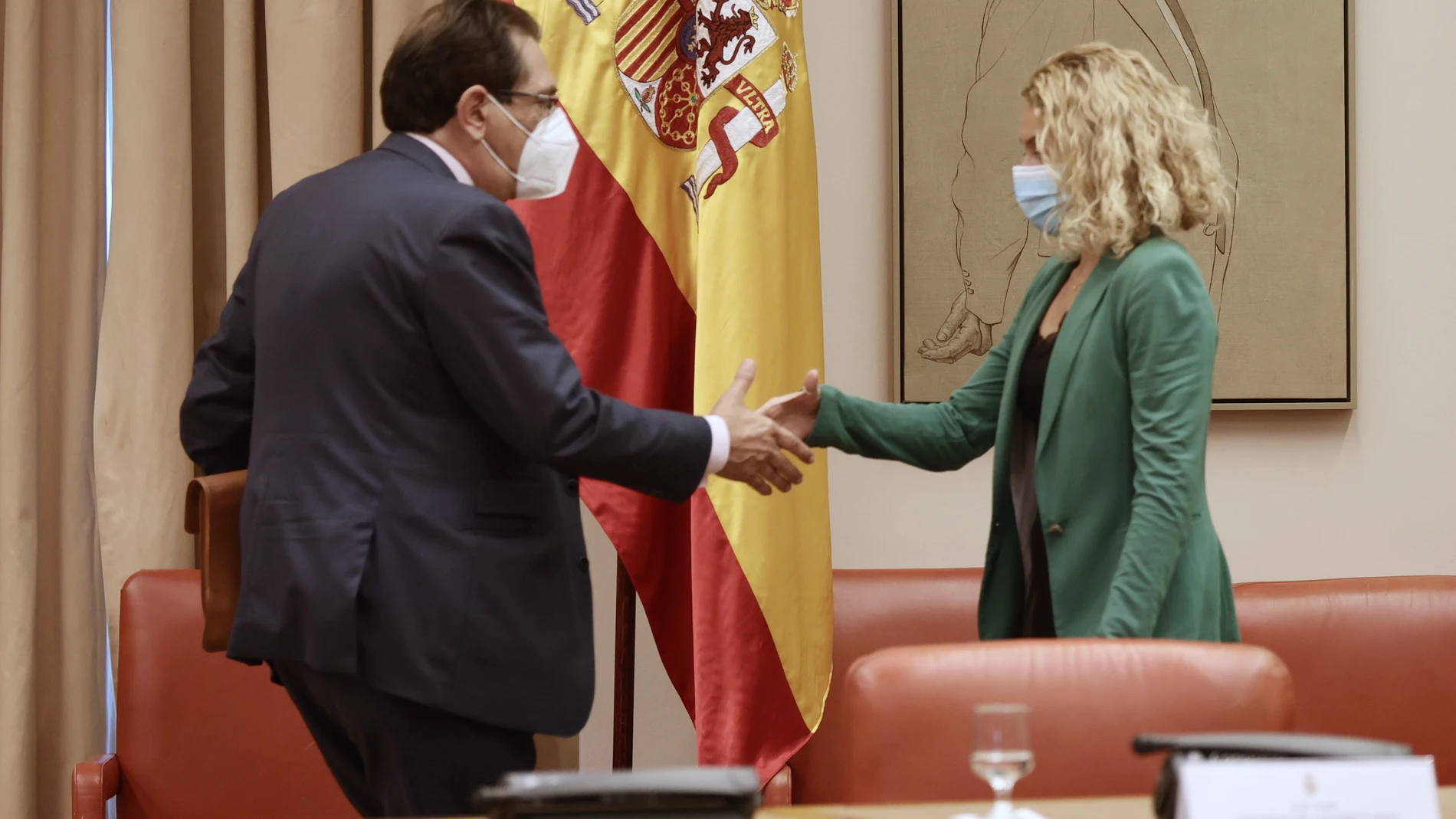El candidato del PP a uno de los puestos vacantes del Tribunal Constitucional, Enrique Arnaldo, saluda a la presidenta del Congreso, Meritxell Batet