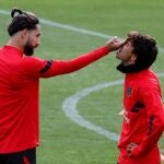 Felipe bromea con Joao Félix durante el último entrenamiento del Atlético