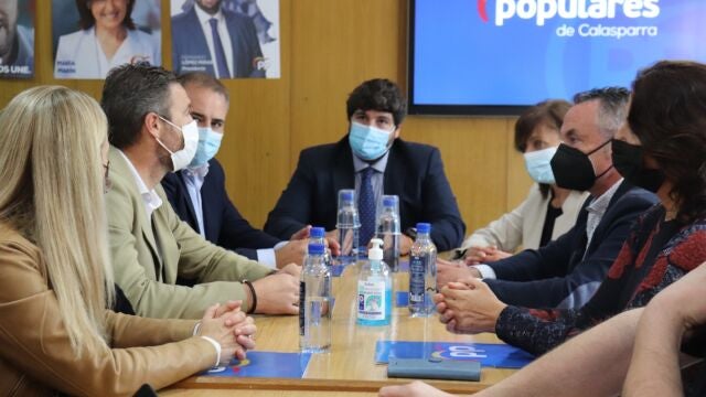 López Miras, en el centro, durante el encuentro mantenido con los alcaldes y portavoces municipales del PP de Calasparra, Cehegín, Bullas, Moratalla y Calasparra