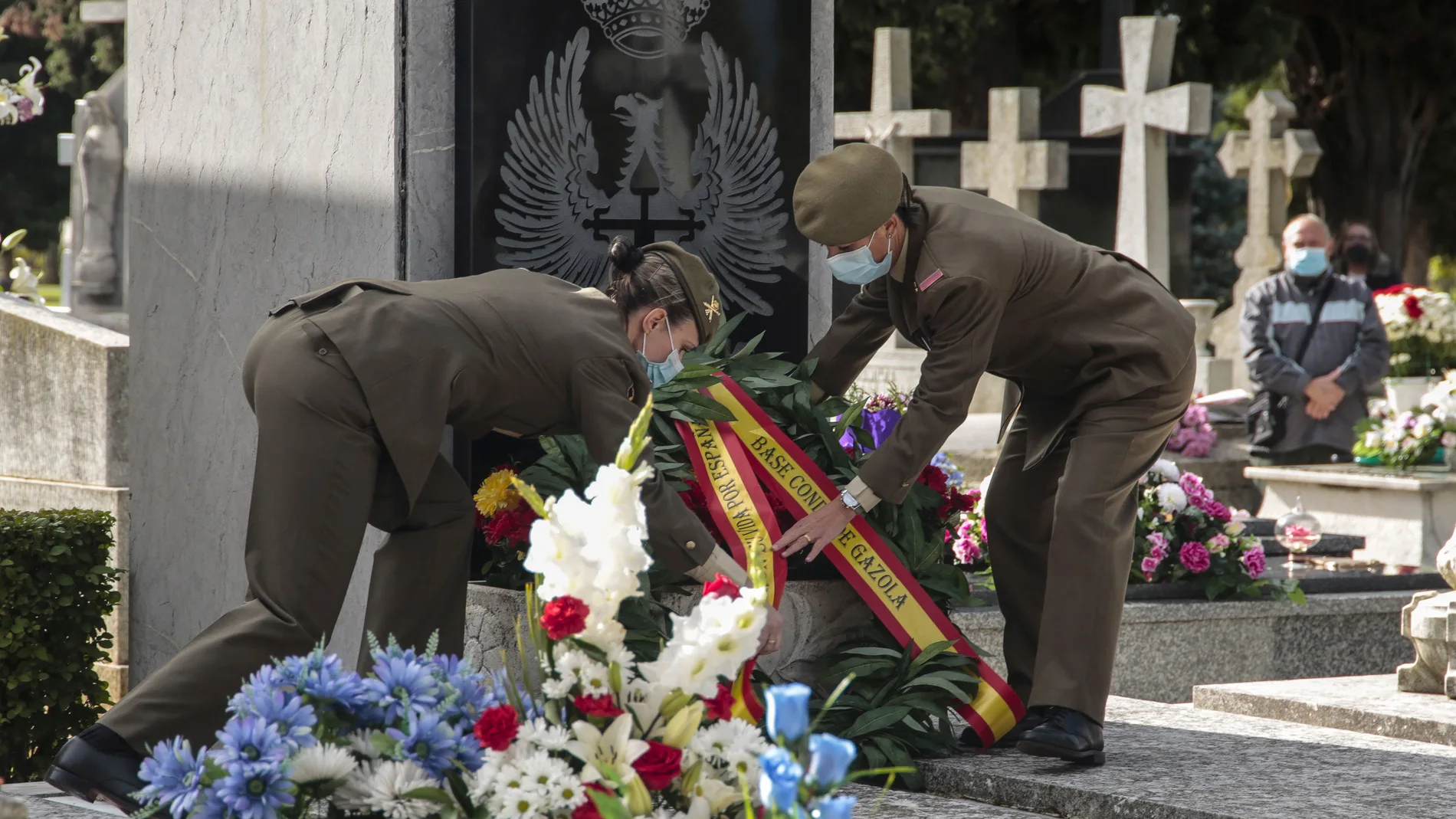 Acto del Día de los caídos por España celebrado en el cementerio de León