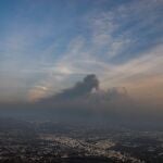 Una densa capa de gases y ceniza emitidas por el volcán de Cumbre Vieja cubre el Valle de Aridane a última hora del día de este martes. EFE/Miguel Calero