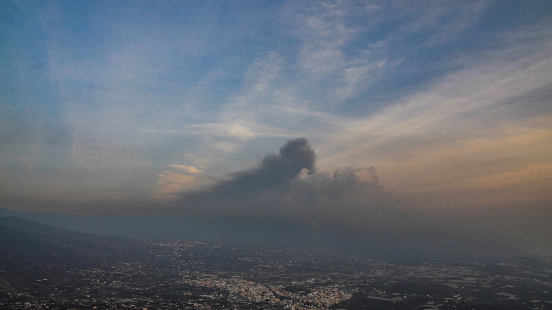 Una densa capa de gases y ceniza emitidas por el volcán de Cumbre Vieja cubre el Valle de Aridane a última hora del día de este martes. EFE/Miguel Calero