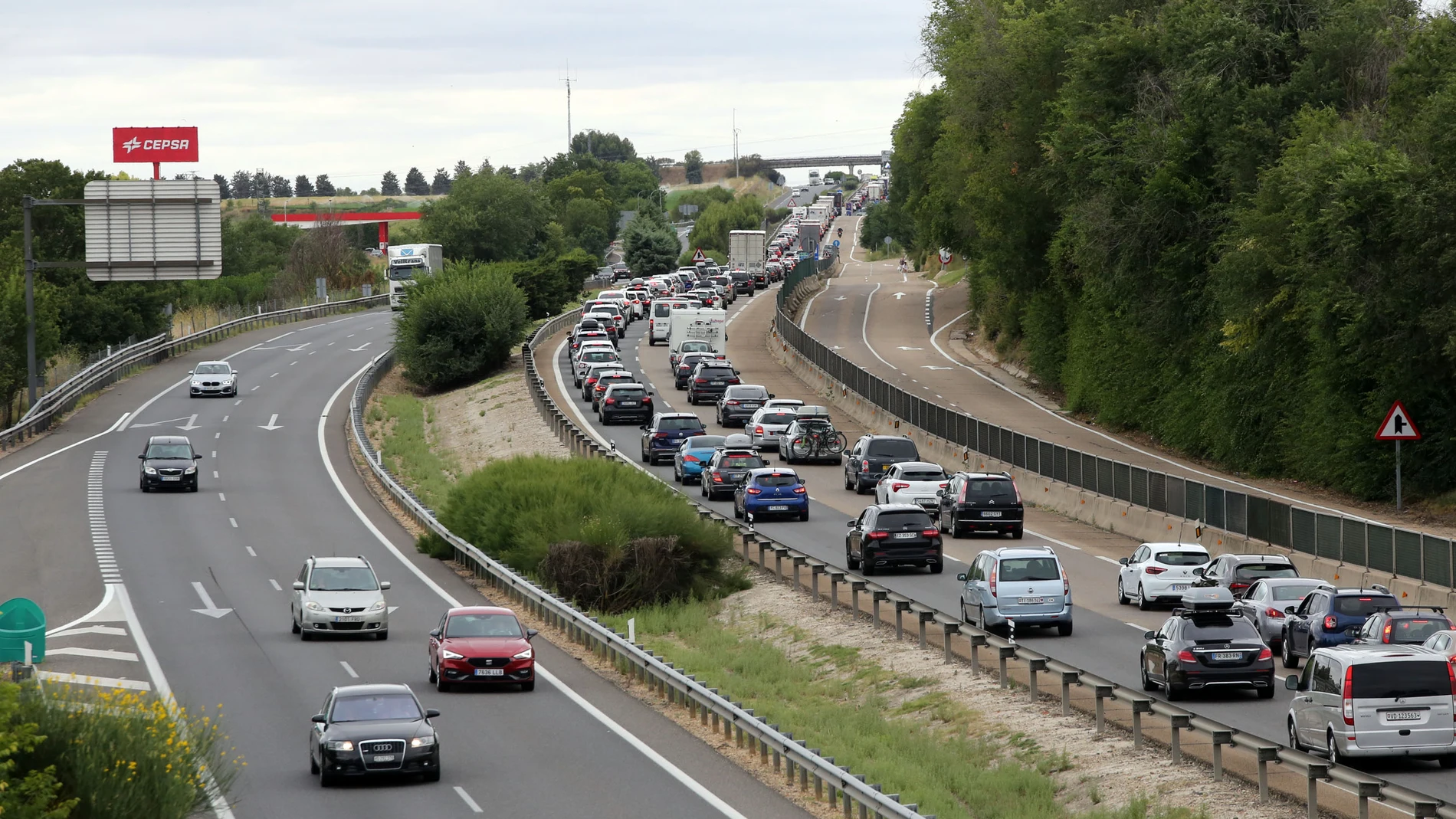 Tráfico intenso en la A-62 y retenciones de más de 10 km, a la altura de la urbanización Panorama, en Valladolid, por un accidente el pasado mes de agosto