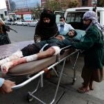 Un combatiente talibán herido durante el ataque a la entrada del hospital de Kabul