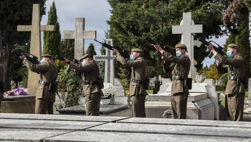Acto del Día de los caídos por España celebrado en el cementerio de León