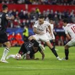Lucas Ocampos intenta superar a Jonathan David