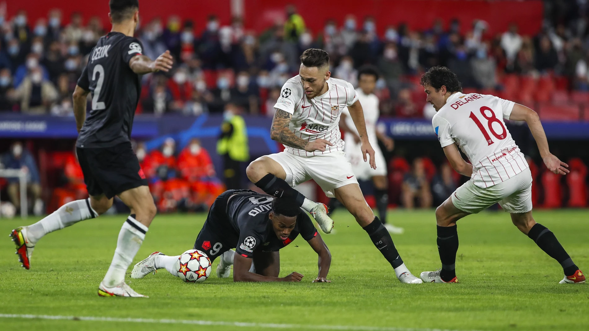 Lucas Ocampos intenta superar a Jonathan David