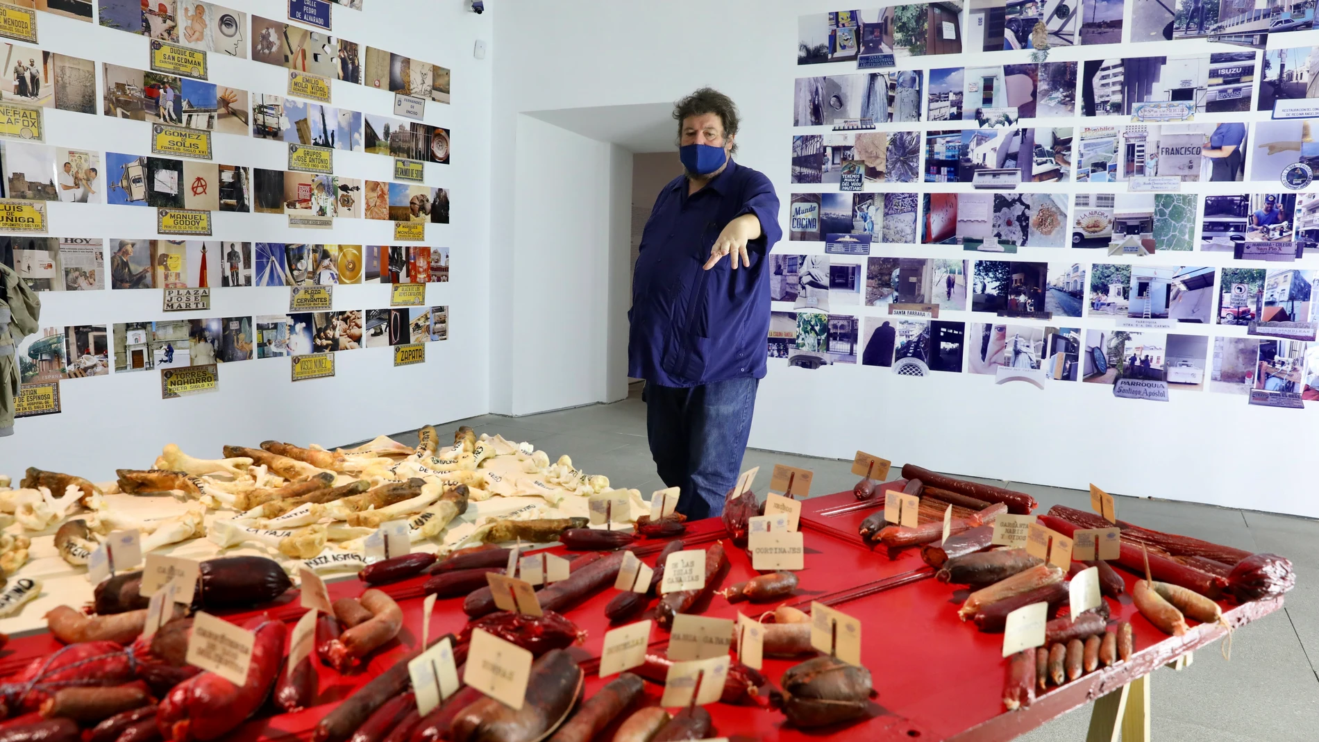 El artista andaluz Pedro G. Romero, ayer, en el Museo Reina Sofía explicando el recorrido de su antología