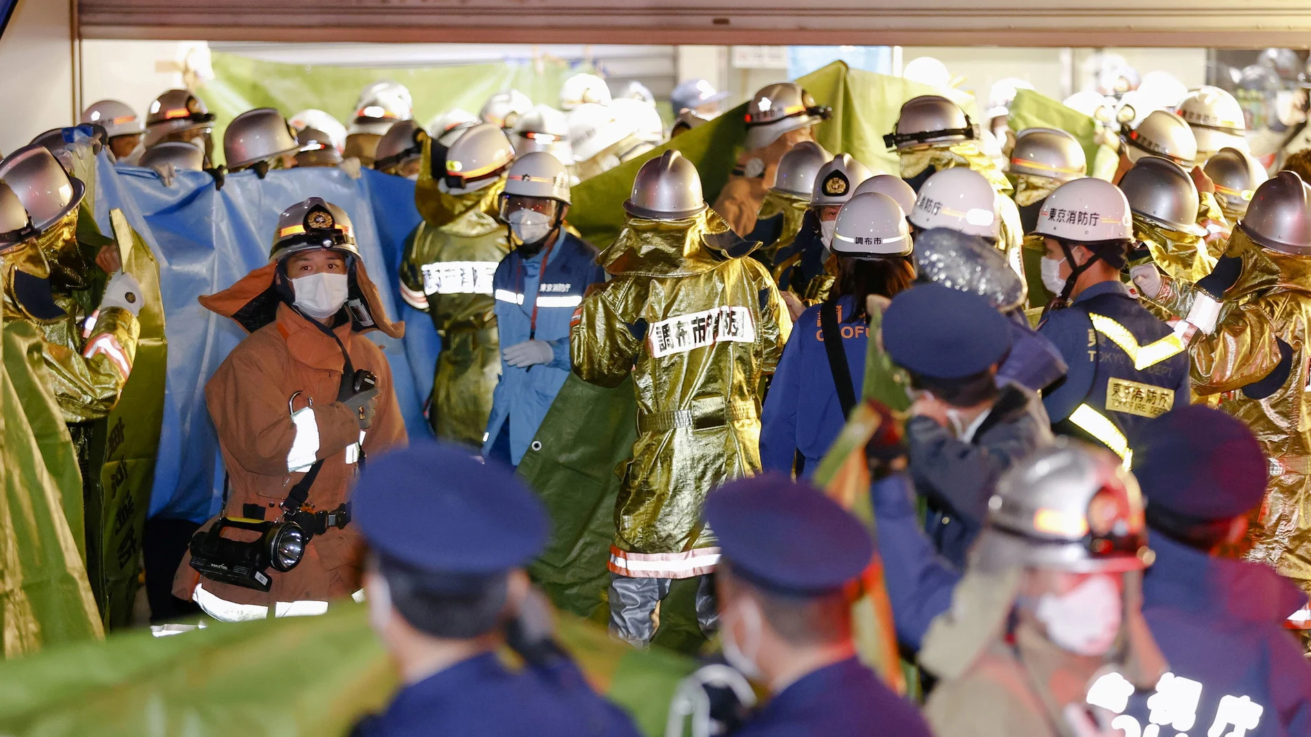 Equipos de rescate después del incendio en un vagón de metro en Tokio, la pasada semana