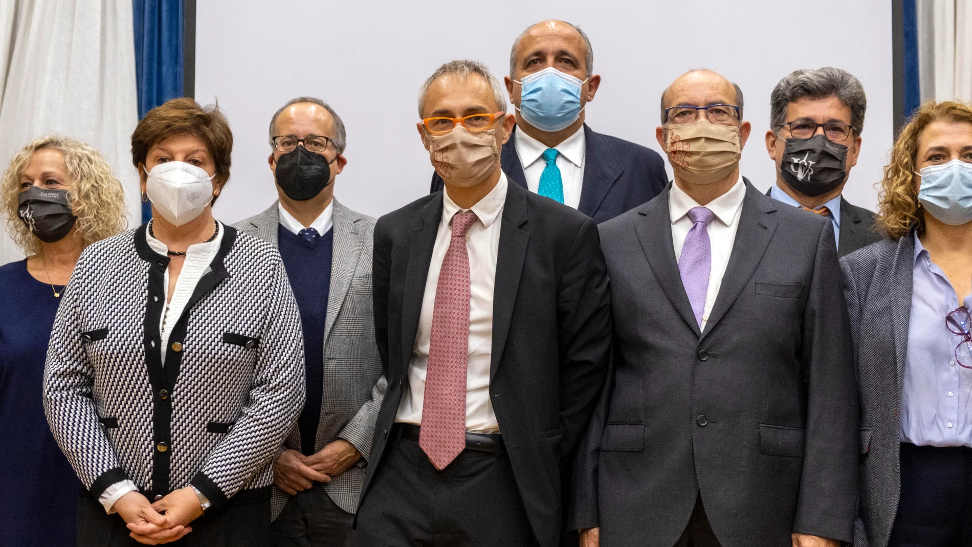 El rector de la USAL, Ricardo Rivero, junto a parte de su equipo con el que se presentará su reelección