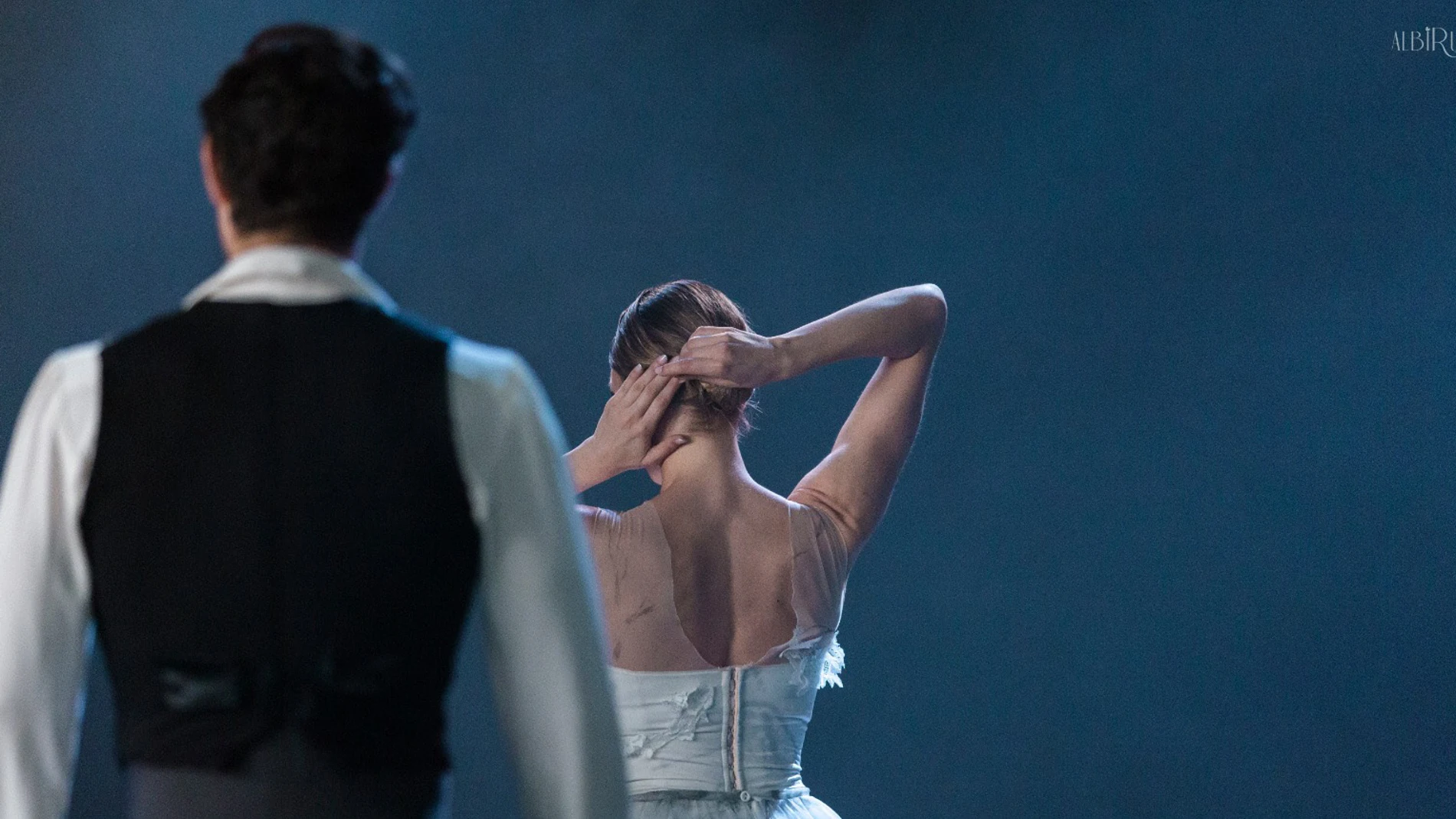 En "Hasta el alba", Horacio Alcalá nos lleva hasta el corazón de la Compañía Nacional de Danza