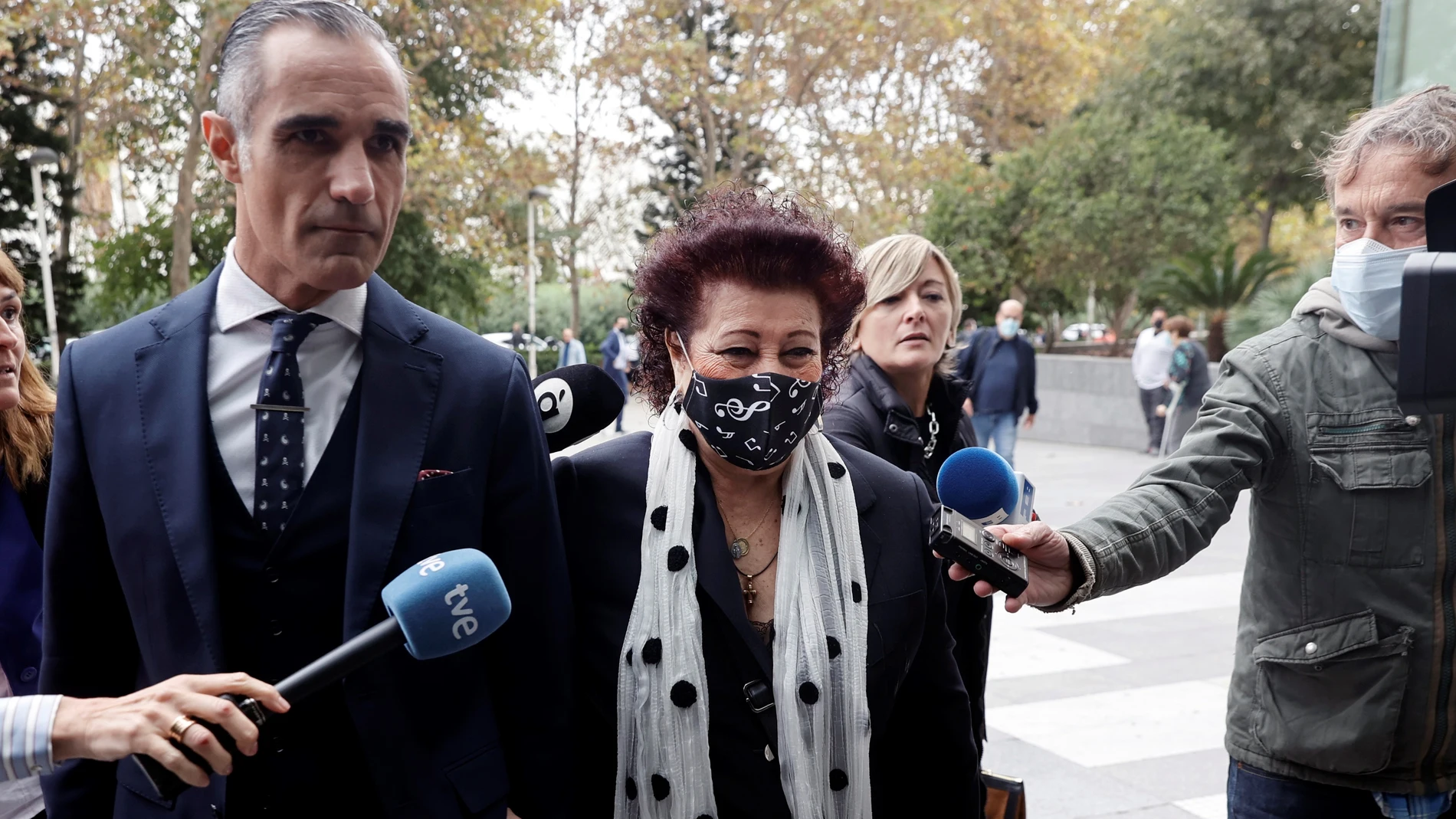 La exdirectora del Instituto Valenciano de Arte Moderno (IVAM) Consuelo Císcar, en la imagen, llegando a la Ciudad de la Justicia junto a su abogado