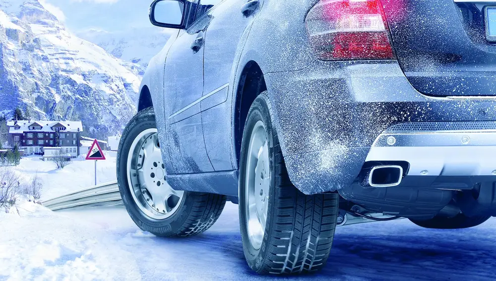 La Dirección General de Tráfico exige el uso de cadenas o neumáticos de invierno de forma obligatoria cada vez que un conductor se dirija hacia zonas de montaña o lugares en los que hay presencia de nieve