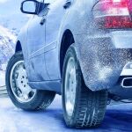 La Dirección General de Tráfico exige el uso de cadenas o neumáticos de invierno de forma obligatoria cada vez que un conductor se dirija hacia zonas de montaña o lugares en los que hay presencia de nieve