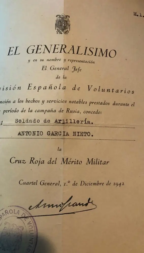 Muñoz Grandes, en nombre del Generalísimo, firma la concesión de la Cruz Roja al Mérito Militar para Antonio García