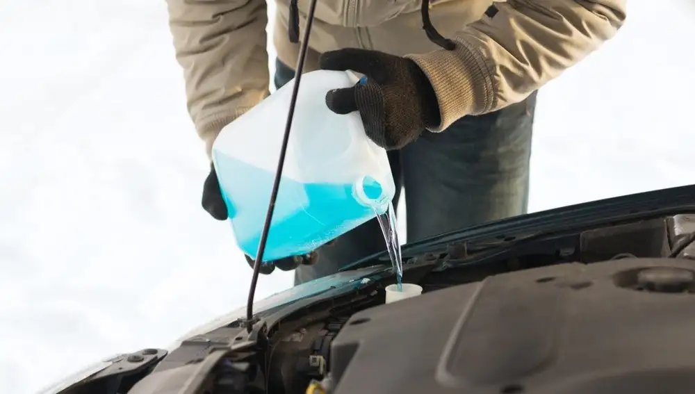 Si el líquido refrigerante se congela, aumentará su volumen y reventará elementos sensibles del vehículo