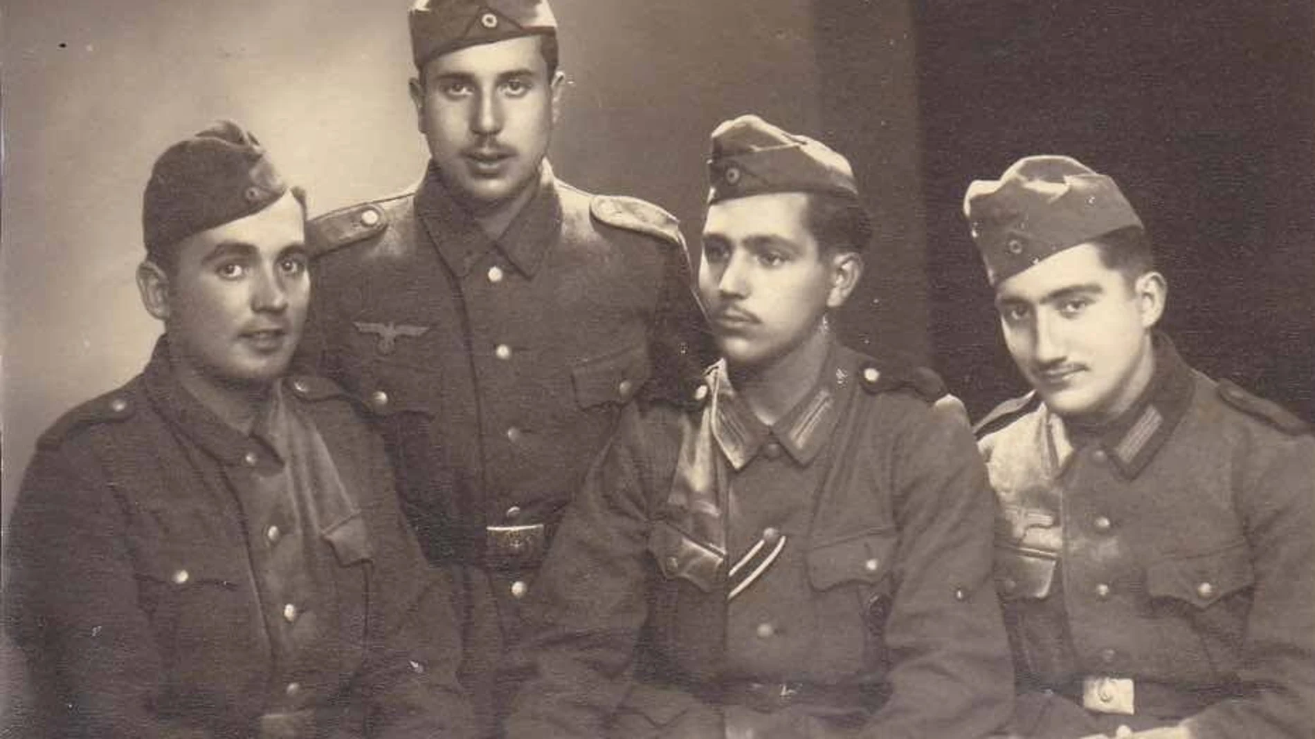 Antonio García (segundo por la derecha). Los divisionarios visten el uniforme alemán con el que eran equipados al llegar al frente