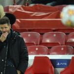 Simeone, pensativo en el banquillo de Anfield